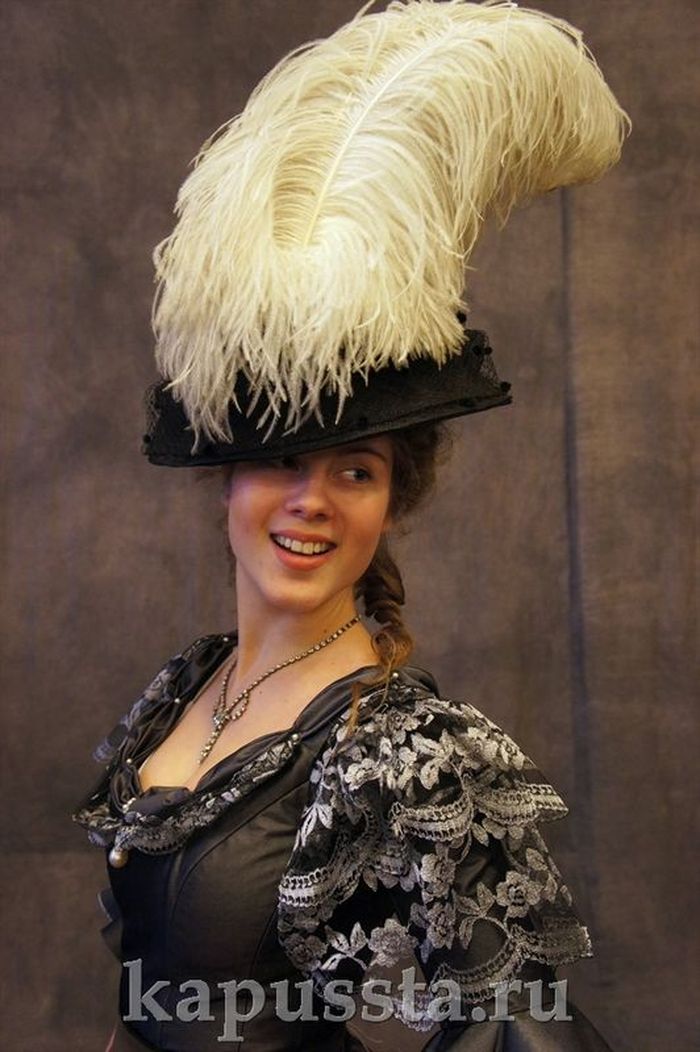 Тёмно-серое платье с шляпкой и перьями